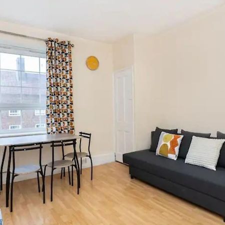 Appartamento Tranquil 1Br In South Bank With Onsite Parking Londra Esterno foto