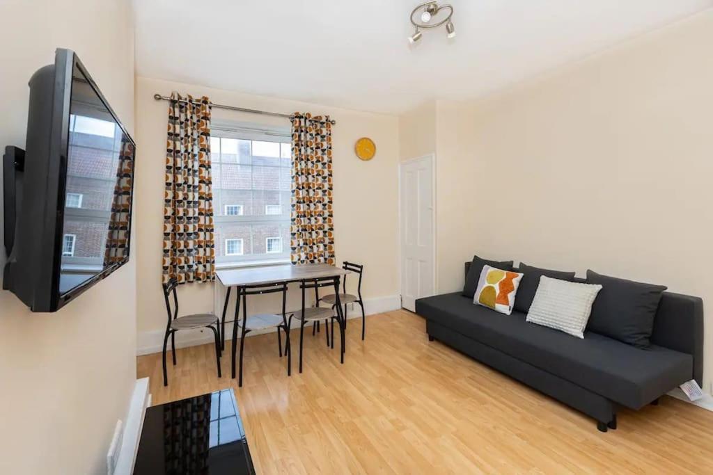 Appartamento Tranquil 1Br In South Bank With Onsite Parking Londra Esterno foto