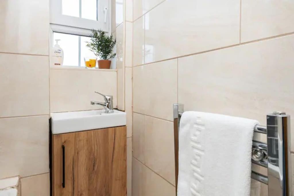 Appartamento Tranquil 1Br In South Bank With Onsite Parking Londra Esterno foto