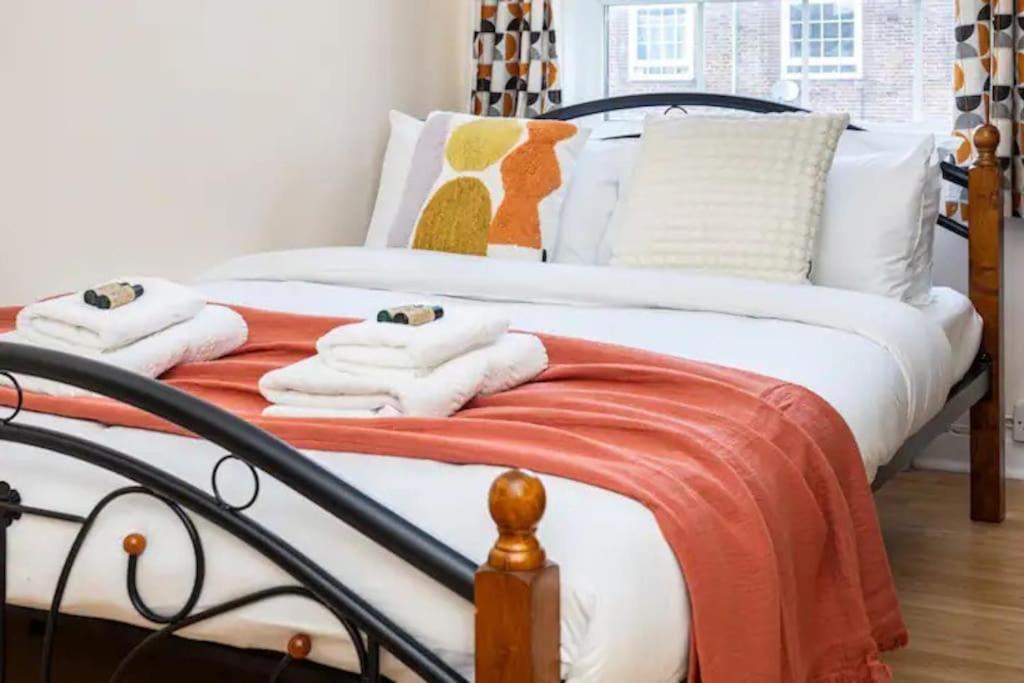 Appartamento Tranquil 1Br In South Bank With Onsite Parking Londra Esterno foto