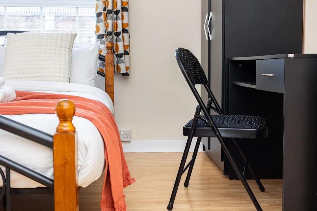 Appartamento Tranquil 1Br In South Bank With Onsite Parking Londra Esterno foto
