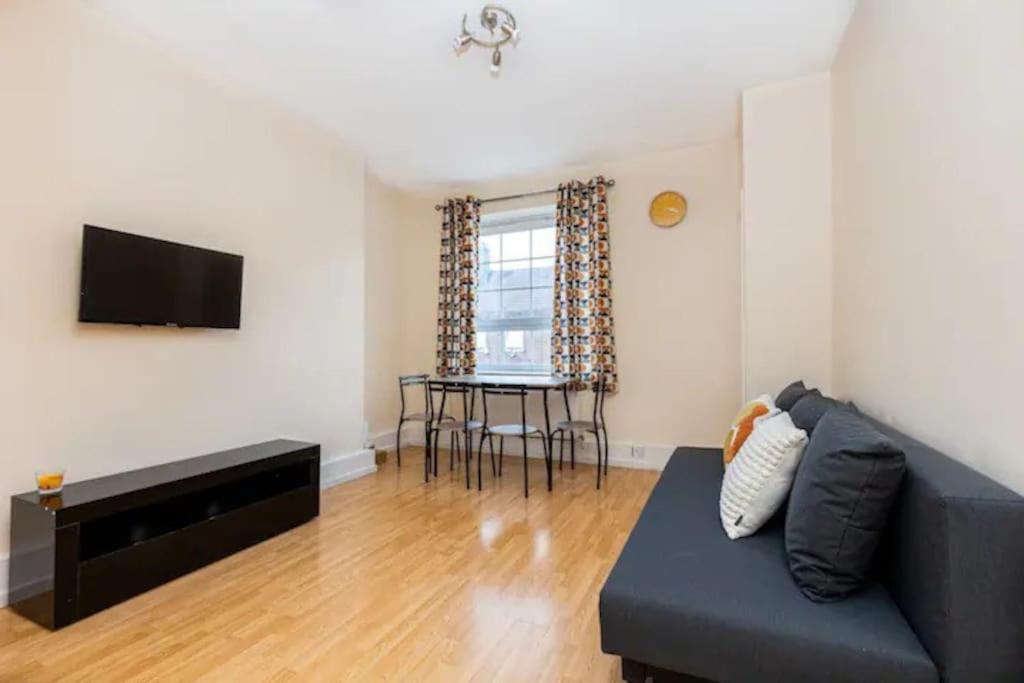 Appartamento Tranquil 1Br In South Bank With Onsite Parking Londra Esterno foto