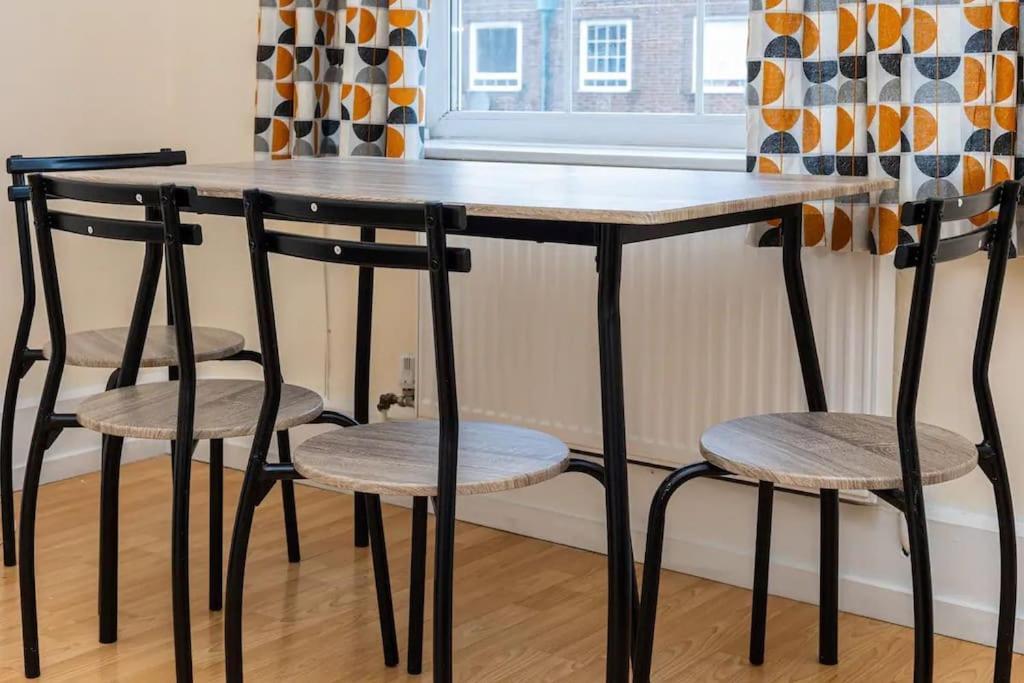 Appartamento Tranquil 1Br In South Bank With Onsite Parking Londra Esterno foto