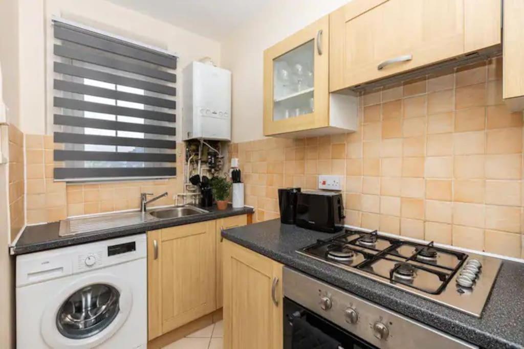 Appartamento Tranquil 1Br In South Bank With Onsite Parking Londra Esterno foto