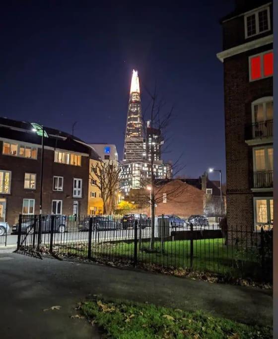 Appartamento Tranquil 1Br In South Bank With Onsite Parking Londra Esterno foto