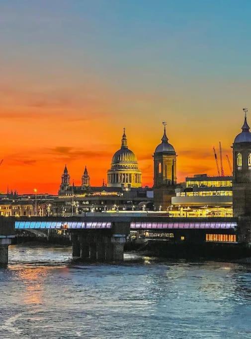 Appartamento Tranquil 1Br In South Bank With Onsite Parking Londra Esterno foto