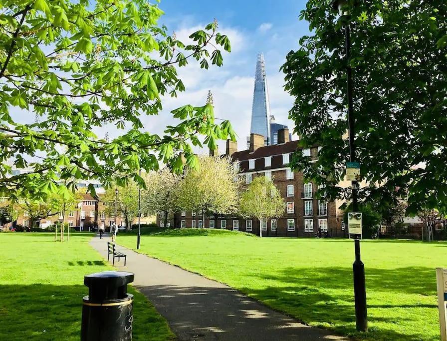 Appartamento Tranquil 1Br In South Bank With Onsite Parking Londra Esterno foto